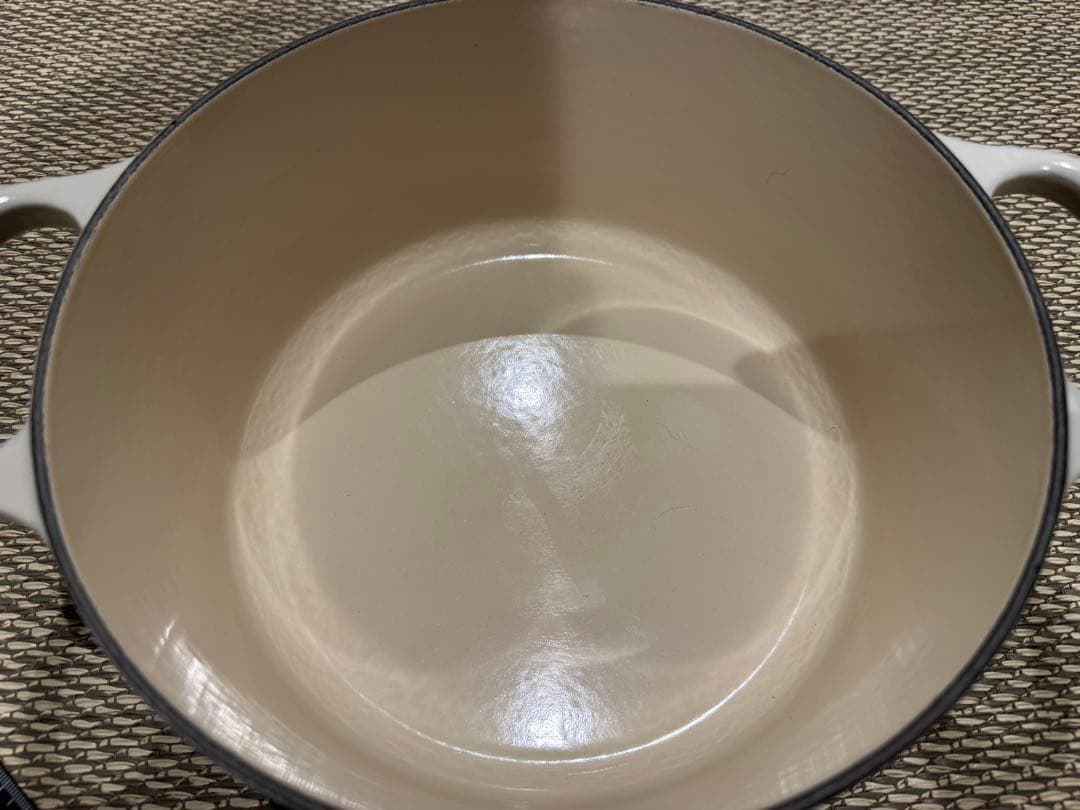 【けーき】 【美品】ル・クルーゼ ココット・ロンド 22cm メレンゲ