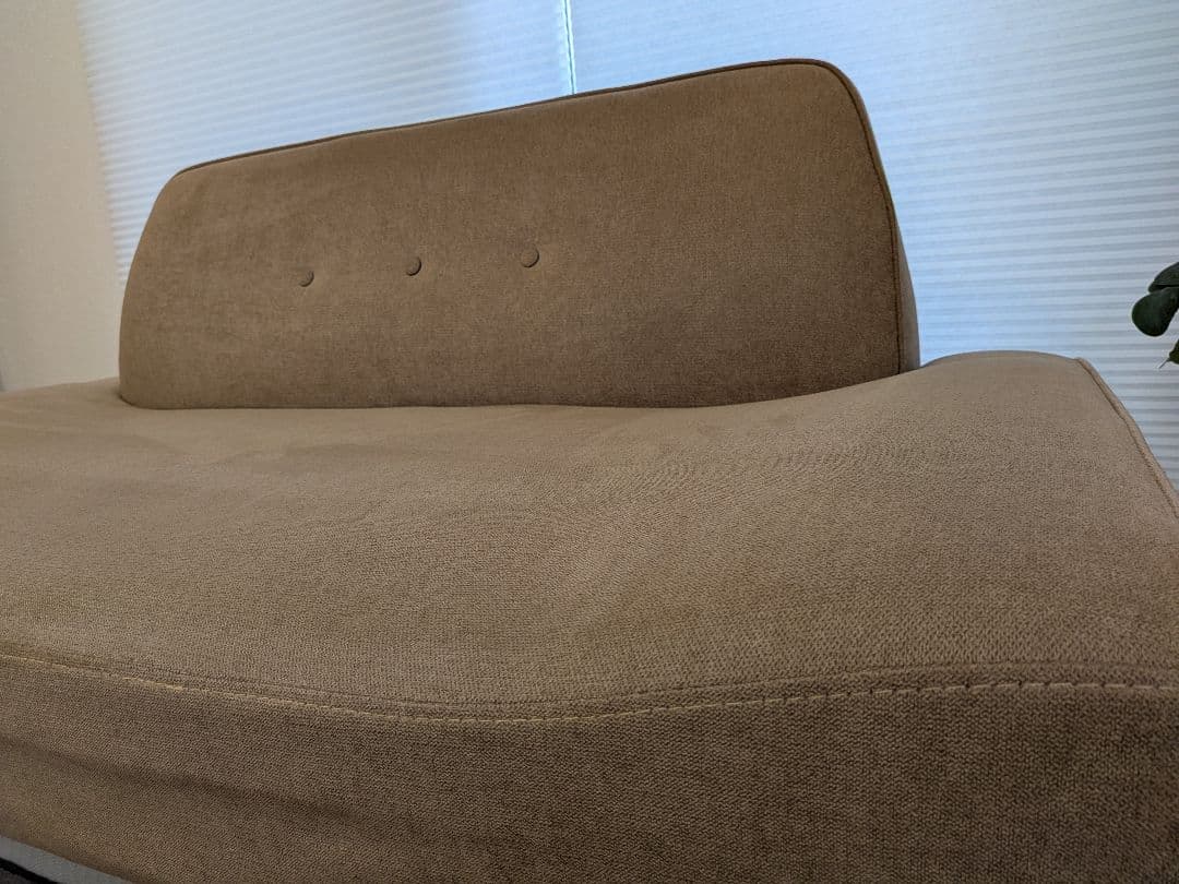 【送料込み】モダンデコ　コンパクトソファ　ラテベージュ　幅136cm 2人掛け