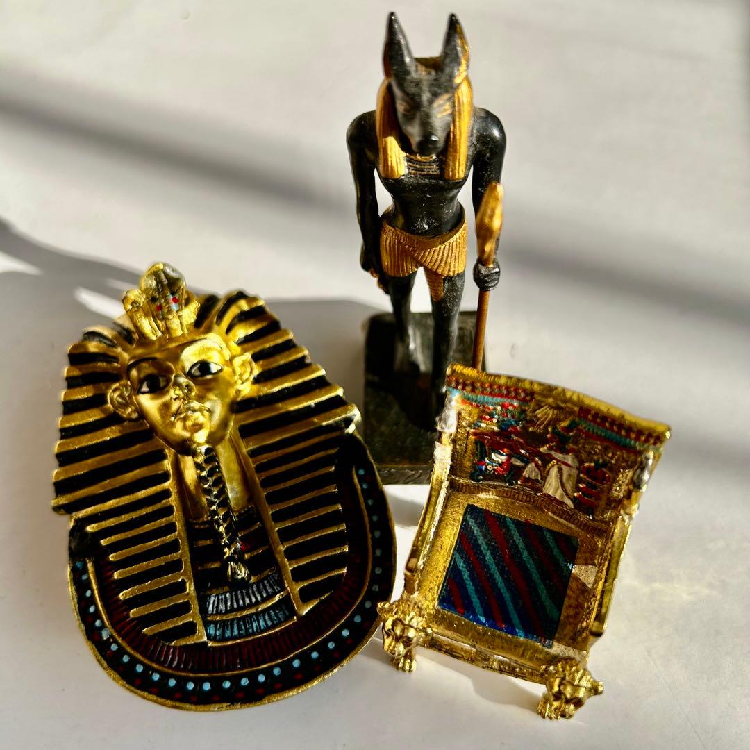 ツタンカーメン　玉座　アヌビス神