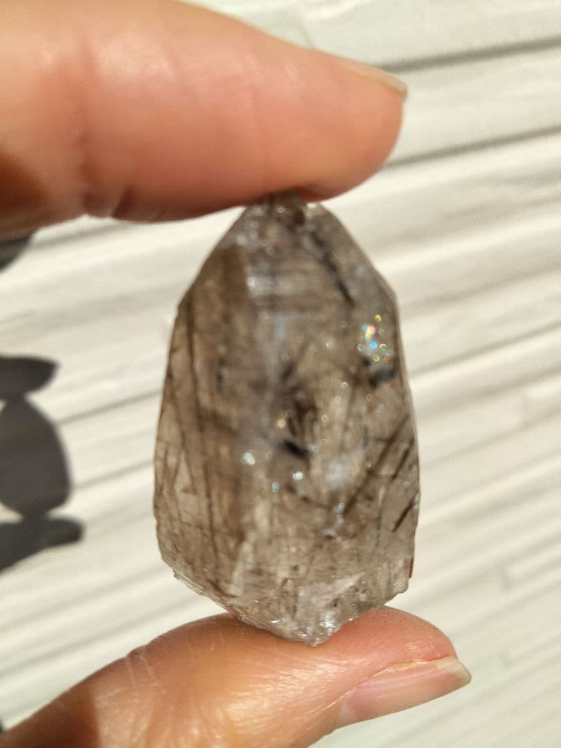 国産鉱物　山梨県　塩山竹森山　天然水晶　虹入り　トルマリン入り水晶　早い者勝ち