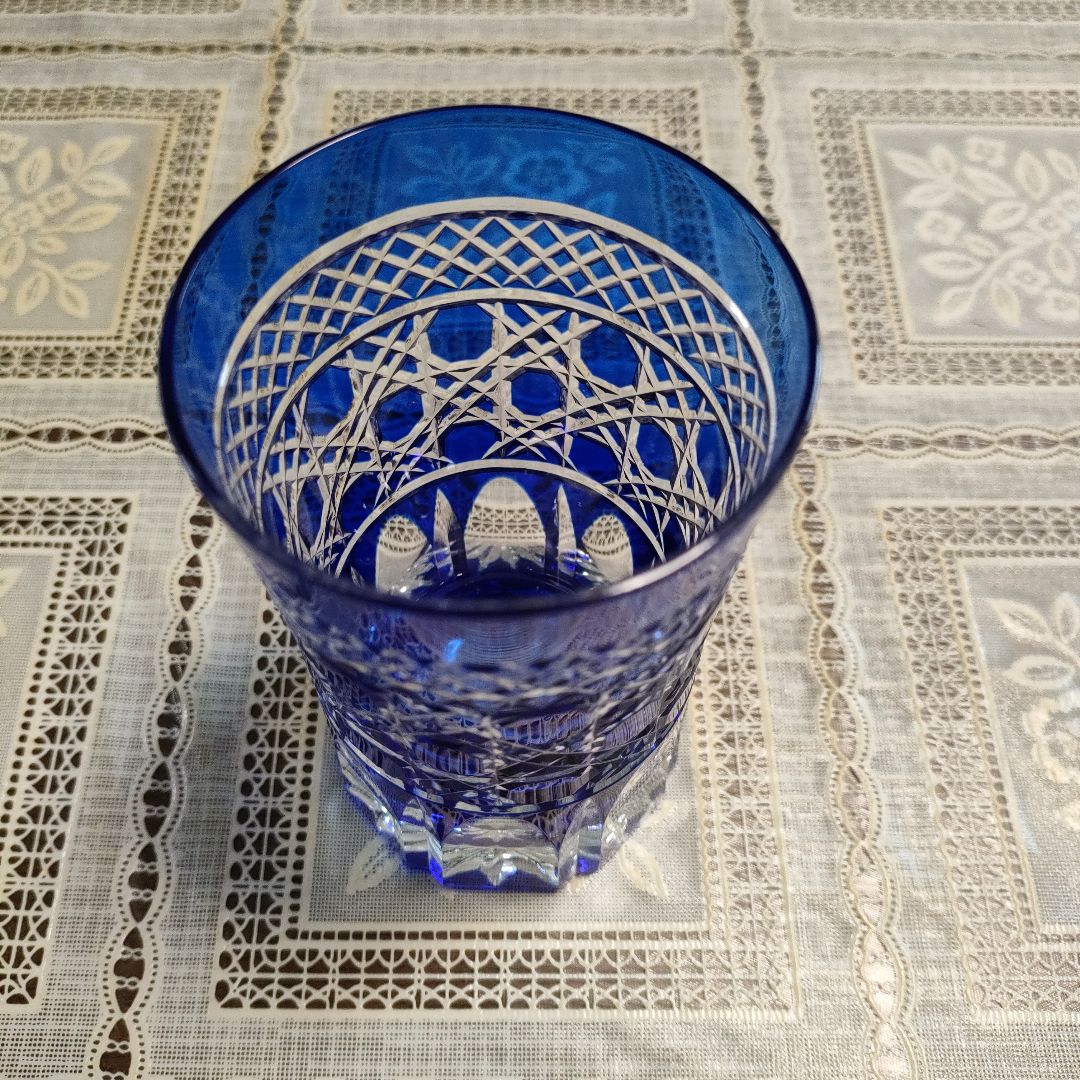 \"未使用\" ヤマザキガラス　薩摩切子　藍色　矢来、籠目　菊透かし紋　水割りグラス