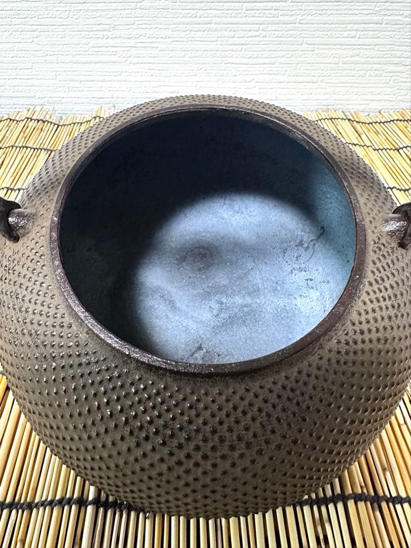 未使用品、タグ付　南部照光堂造　１８型アラレ　南部鉄瓶　南部鉄器　鉄瓶