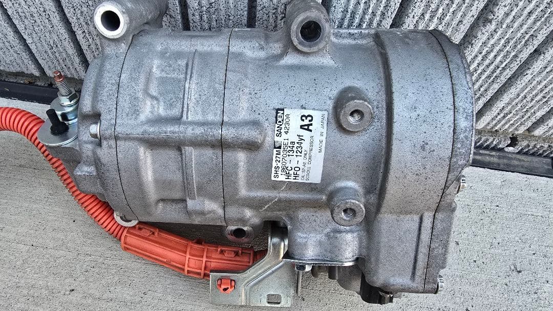 HONDA★ヴェゼル　エアコンコンプレッサー　388105KPJ01 ジャンク品