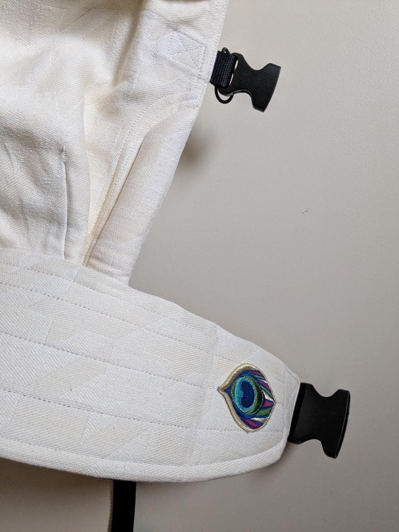 ホワイト 抱っこ紐 孔雀の目刺繍