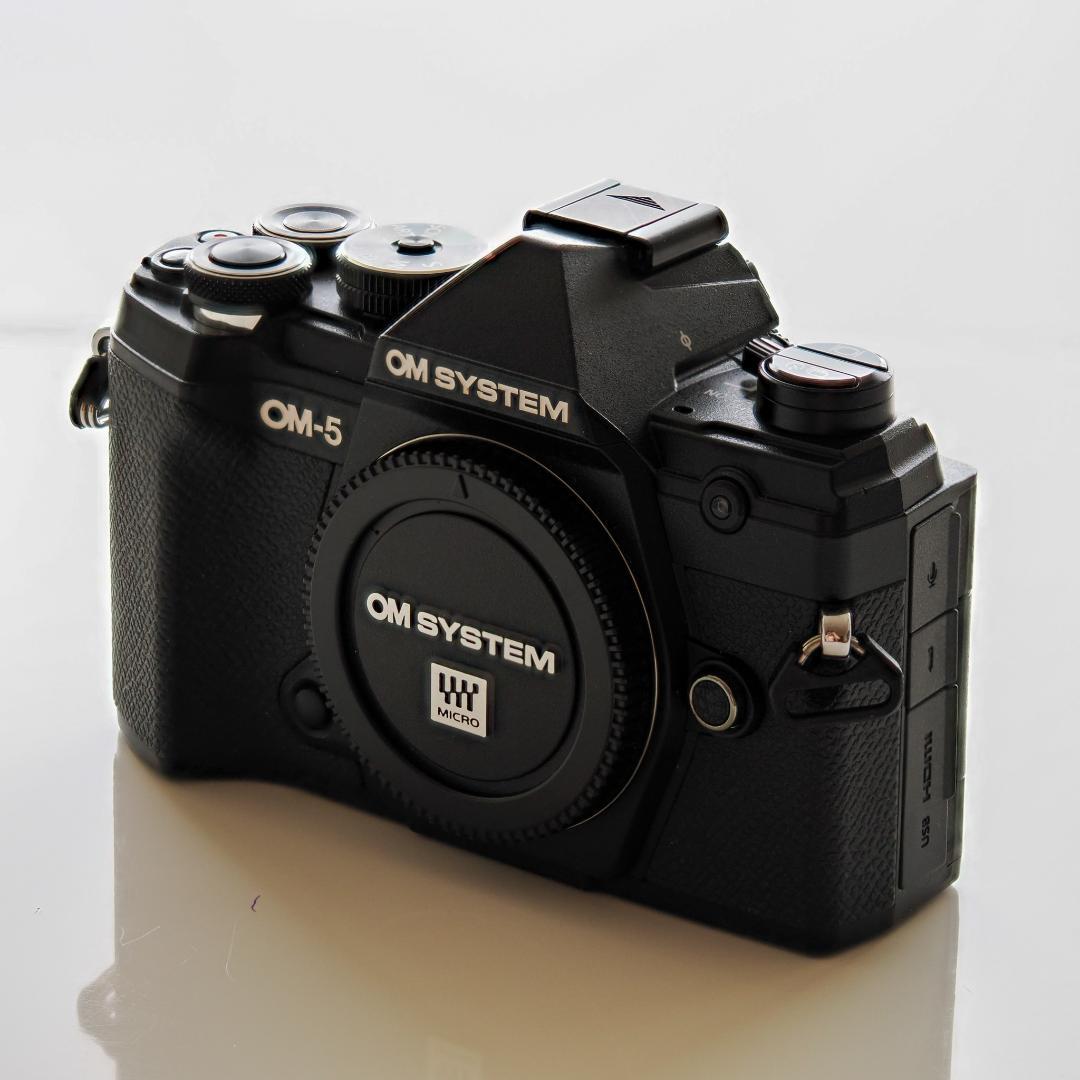 OM SYSTEM OM-5 ボディ箱付属品付き | 機動性と画質のバランス抜群