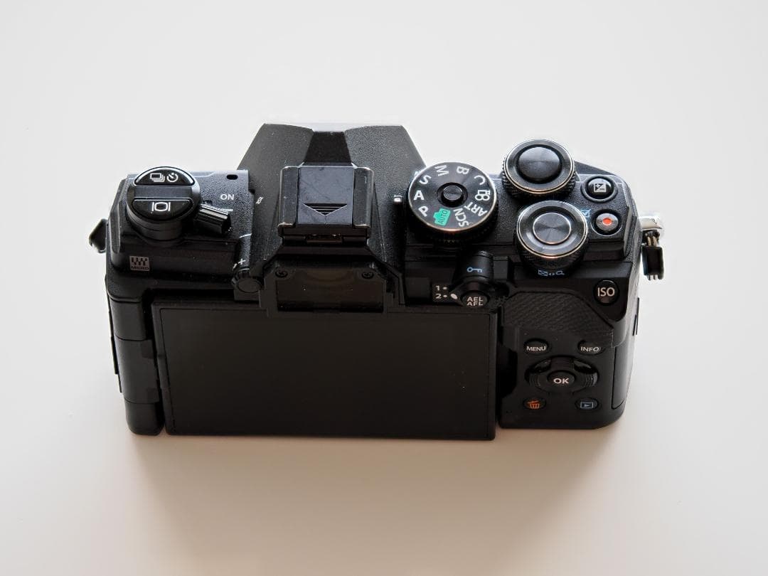 OM SYSTEM OM-5 ボディ箱付属品付き | 機動性と画質のバランス抜群