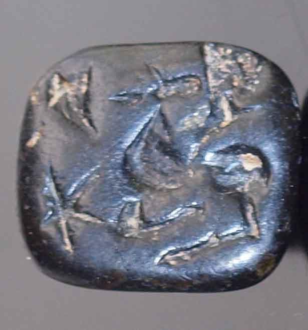 艶のある角型黒曜石に星と鹿を刻む、孔と取っ手付きスタンプ印章　古代近東印章事情
