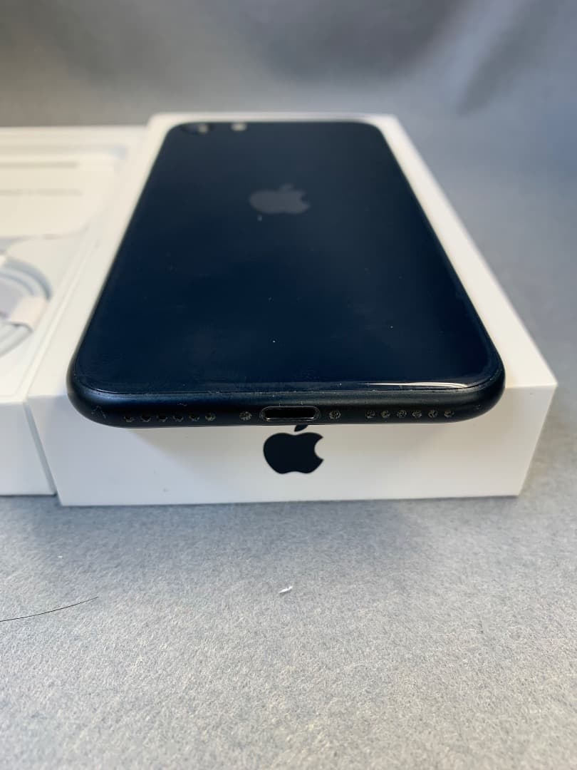 美品　国内版　SIMフリー　iPhoneSE 第3世代　 64GB