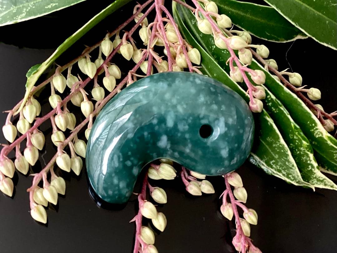 本物の雪にて✳ premium一流の勾玉‼️格上の糸魚川翡翠‼️味身色合い抜群　鑑別