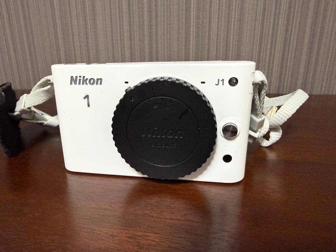 Nikon 1 J1 ホワイトレンズ付　バッテリー、充電器なし動作未確認