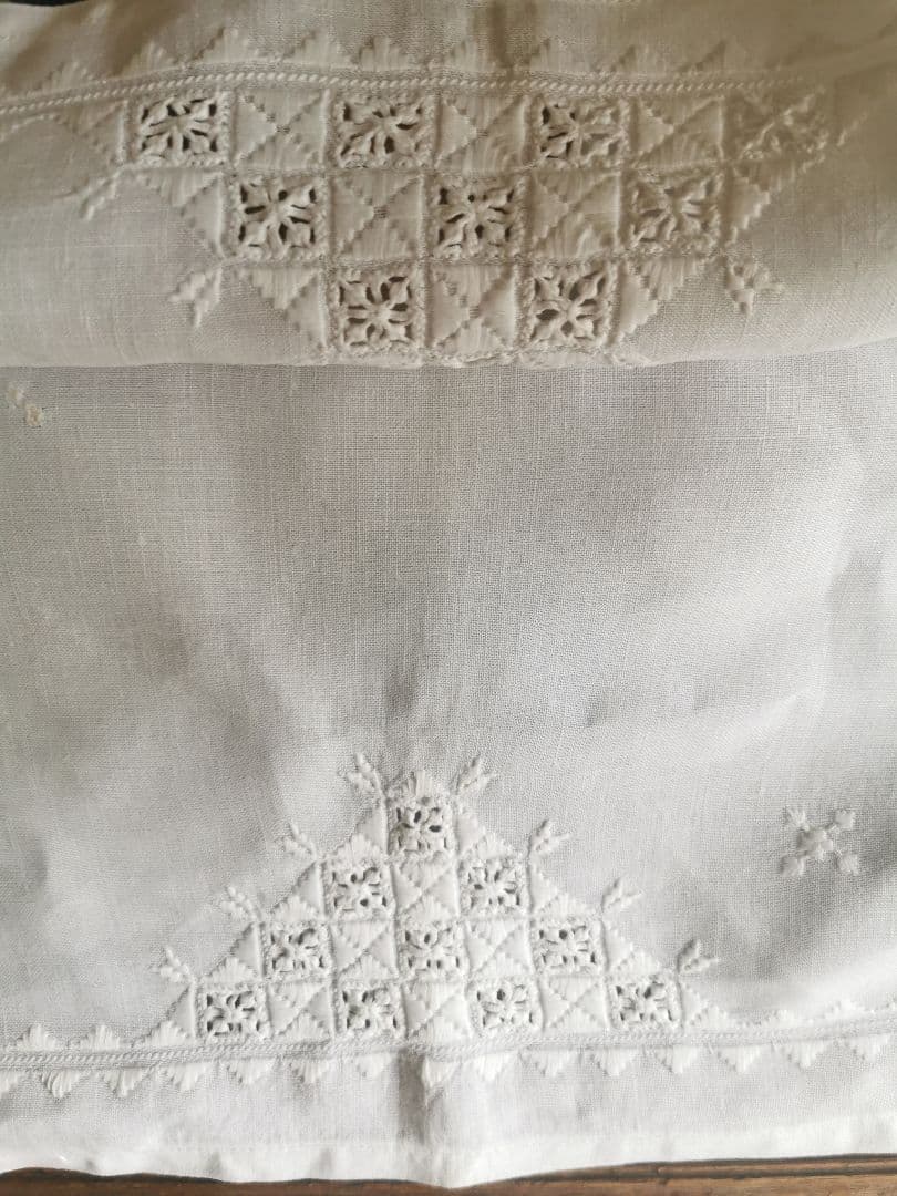 アンティーク ハーダンガー風 盛上げ＆透かし手刺繍クロス とろみのある上質リネン
