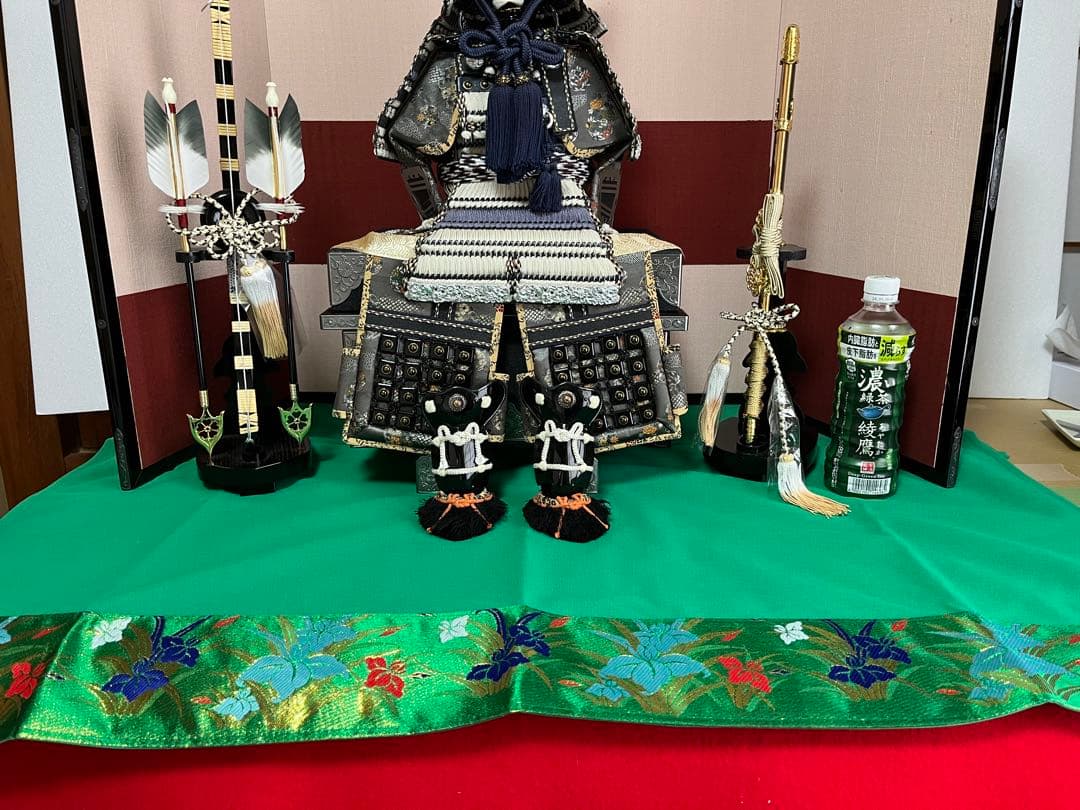 紫白糸縅黒銀小札之大鎧　草木染四曲屏風