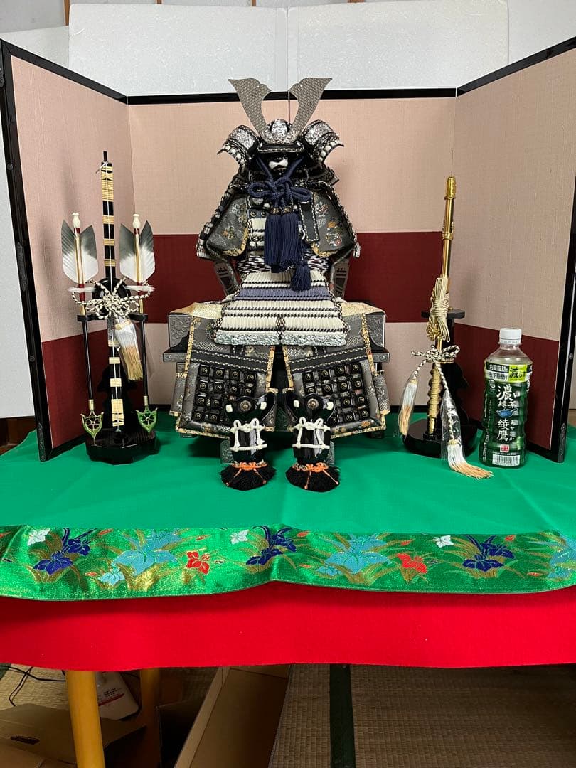 紫白糸縅黒銀小札之大鎧　草木染四曲屏風