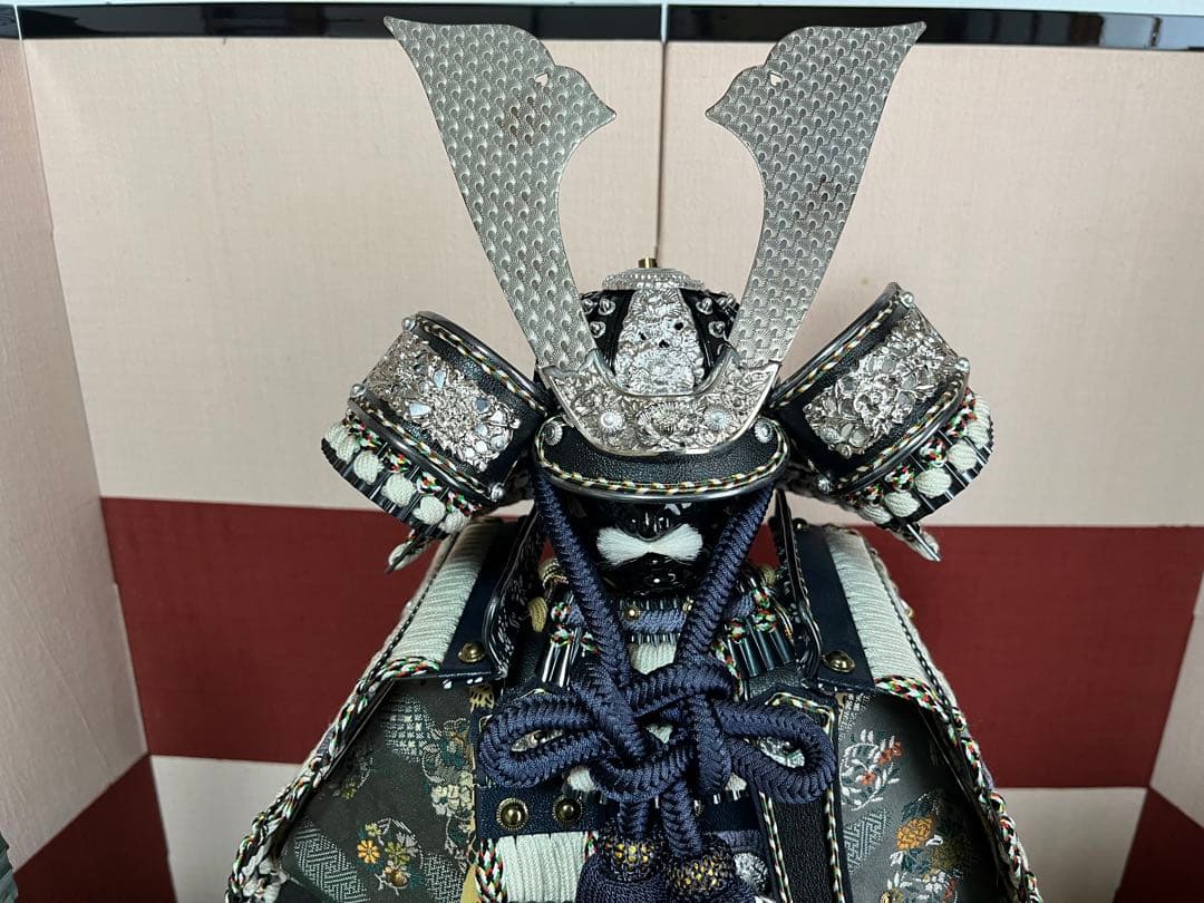 紫白糸縅黒銀小札之大鎧　草木染四曲屏風