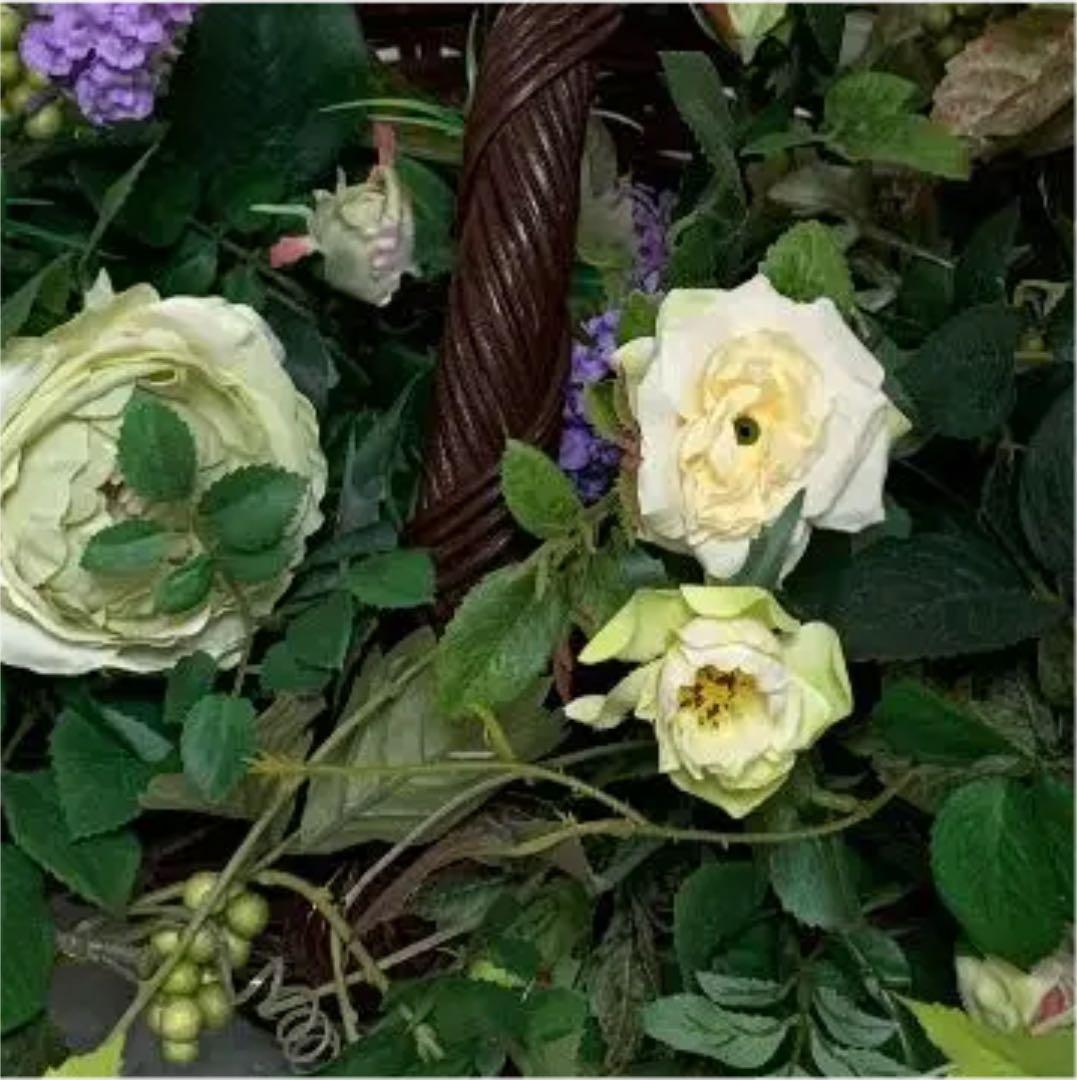 大きなかごと、アートフラワーのアレンジメントセット、花を沢山お付け致しています。