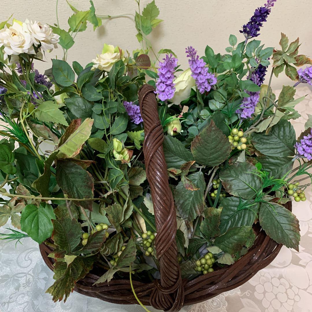 大きなかごと、アートフラワーのアレンジメントセット、花を沢山お付け致しています。