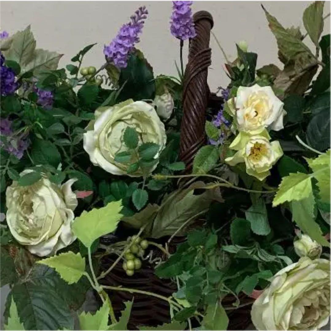 大きなかごと、アートフラワーのアレンジメントセット、花を沢山お付け致しています。