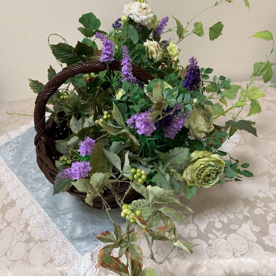 大きなかごと、アートフラワーのアレンジメントセット、花を沢山お付け致しています。
