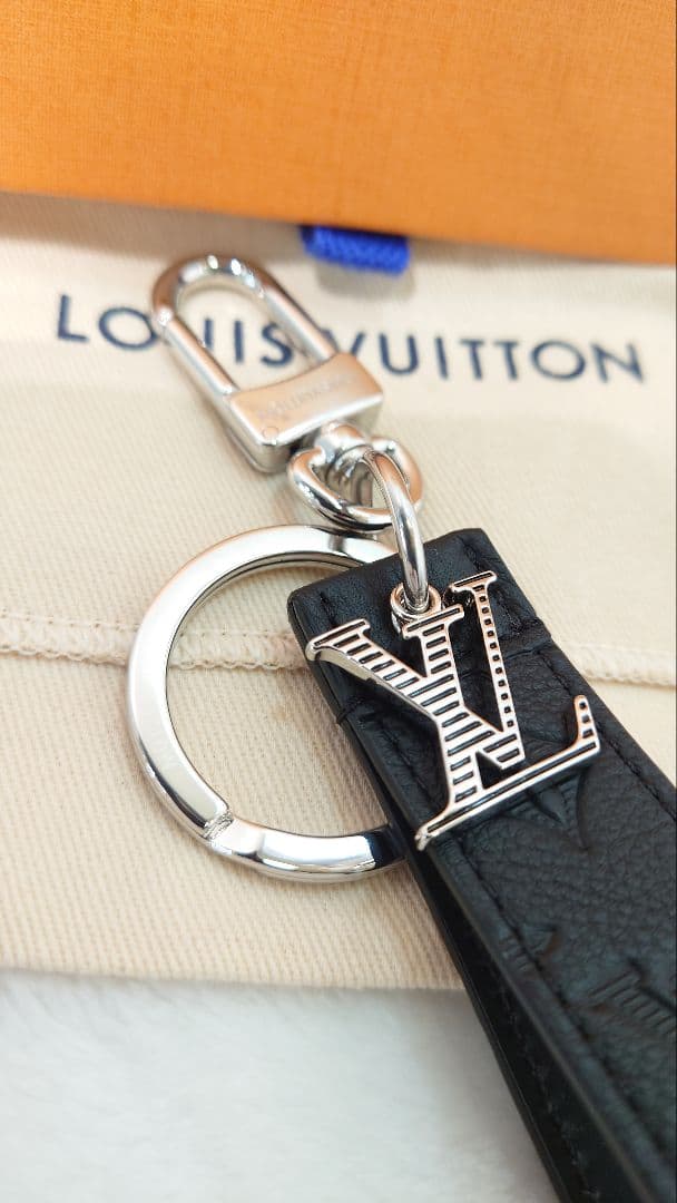★未使用　LOUISVUITTON　モノグラムシャドウ　キーホルダー　ドラゴンヌ