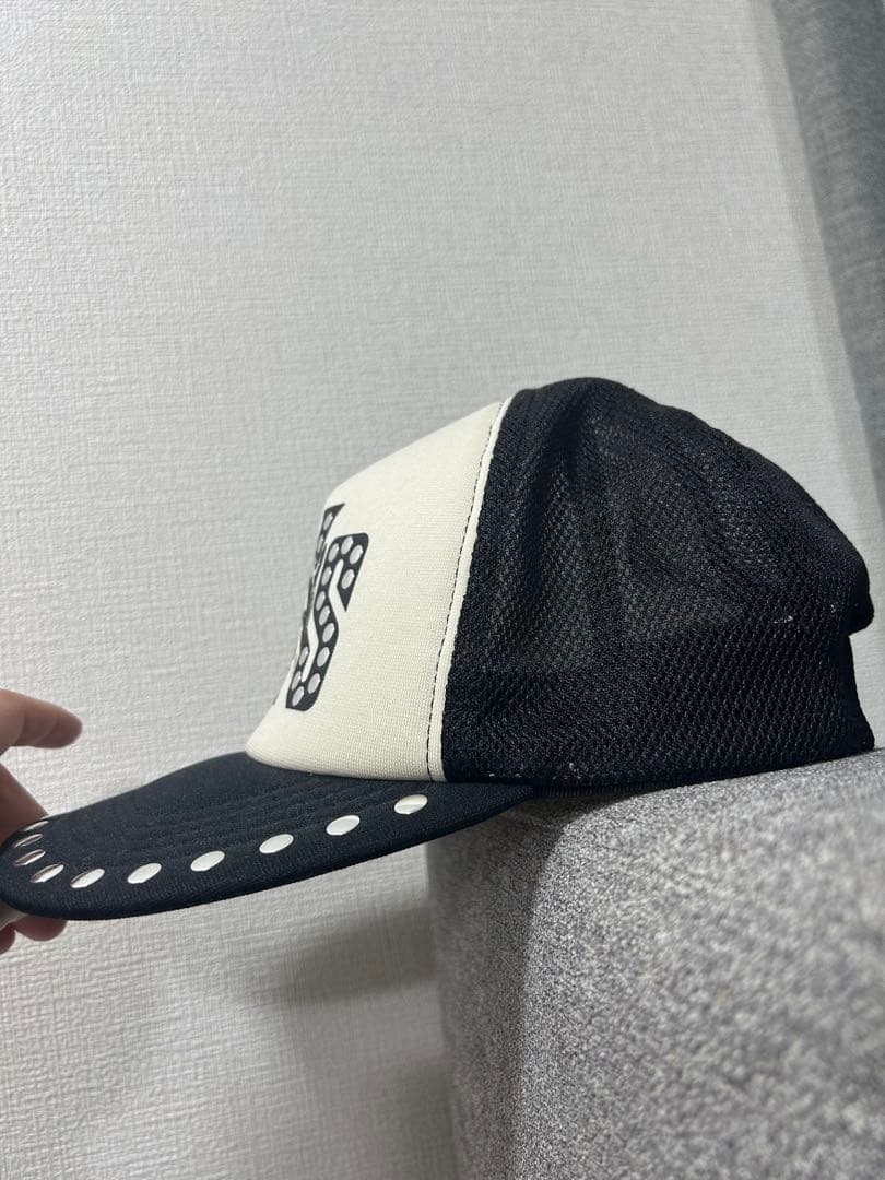 スタッズ付きメッシュキャップ