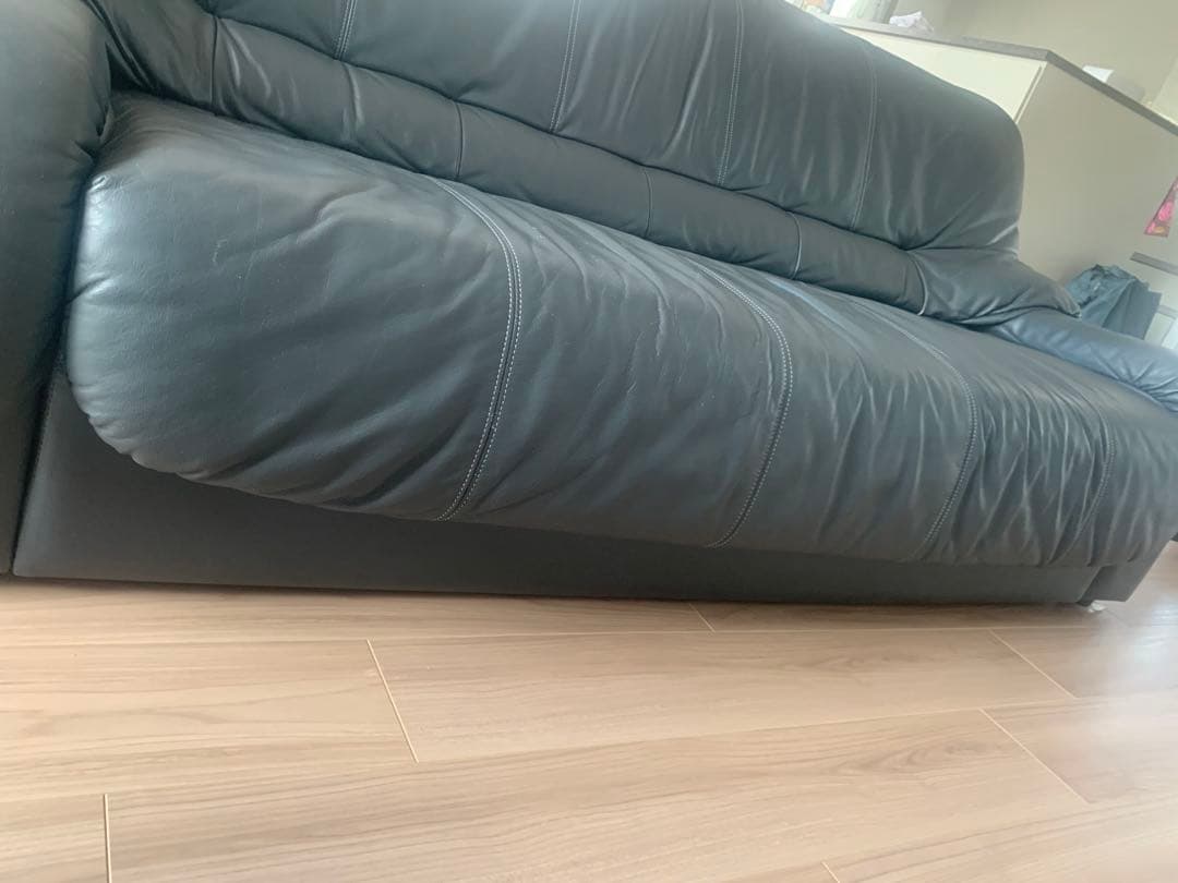 黒いレザー3人掛けソファ