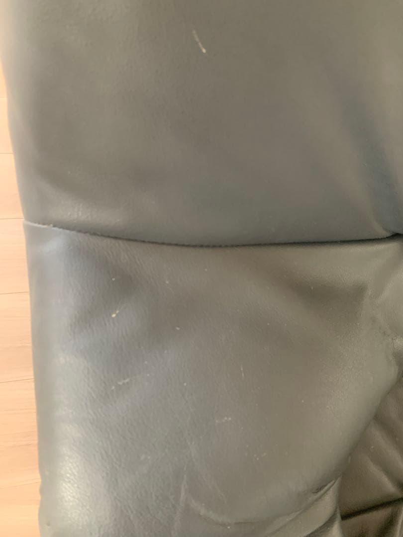 黒いレザー3人掛けソファ