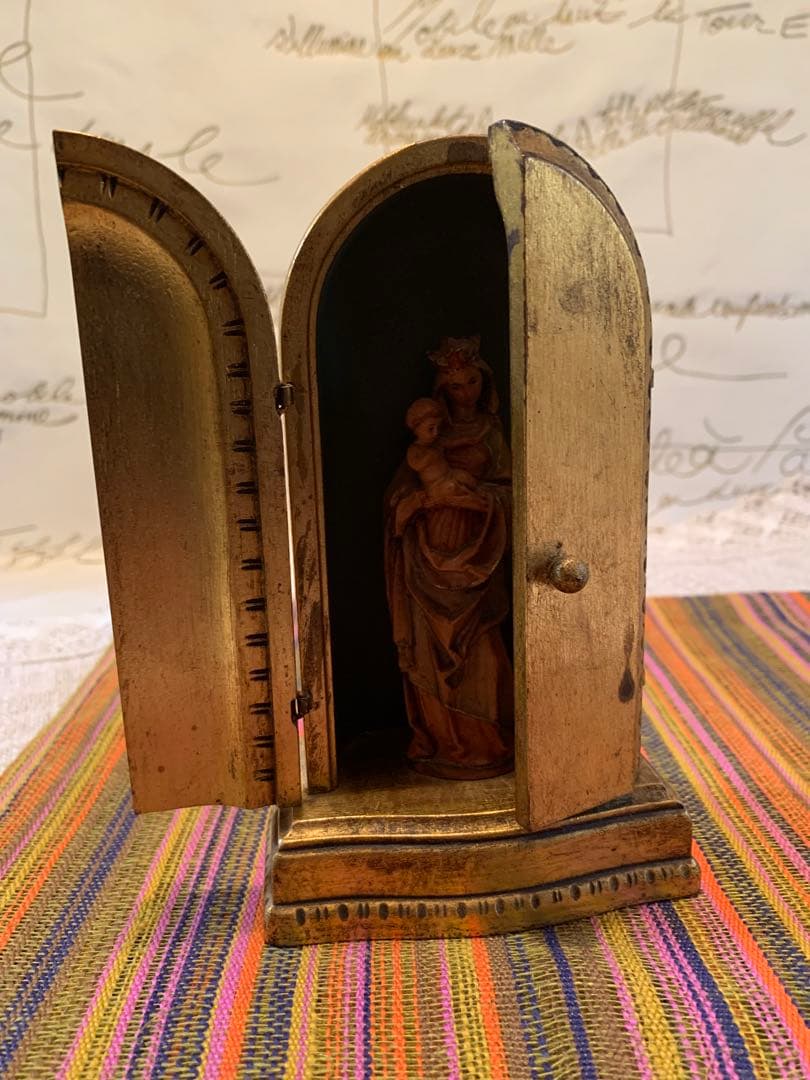 フランス製　アンティーク　木のドームに入った聖母子像の置物！厳かな雰囲気です！