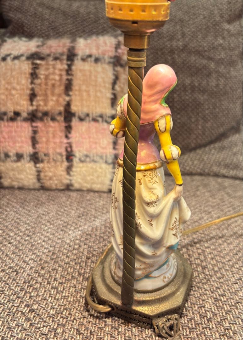 女性像の陶器ランプ　アンティークランプ