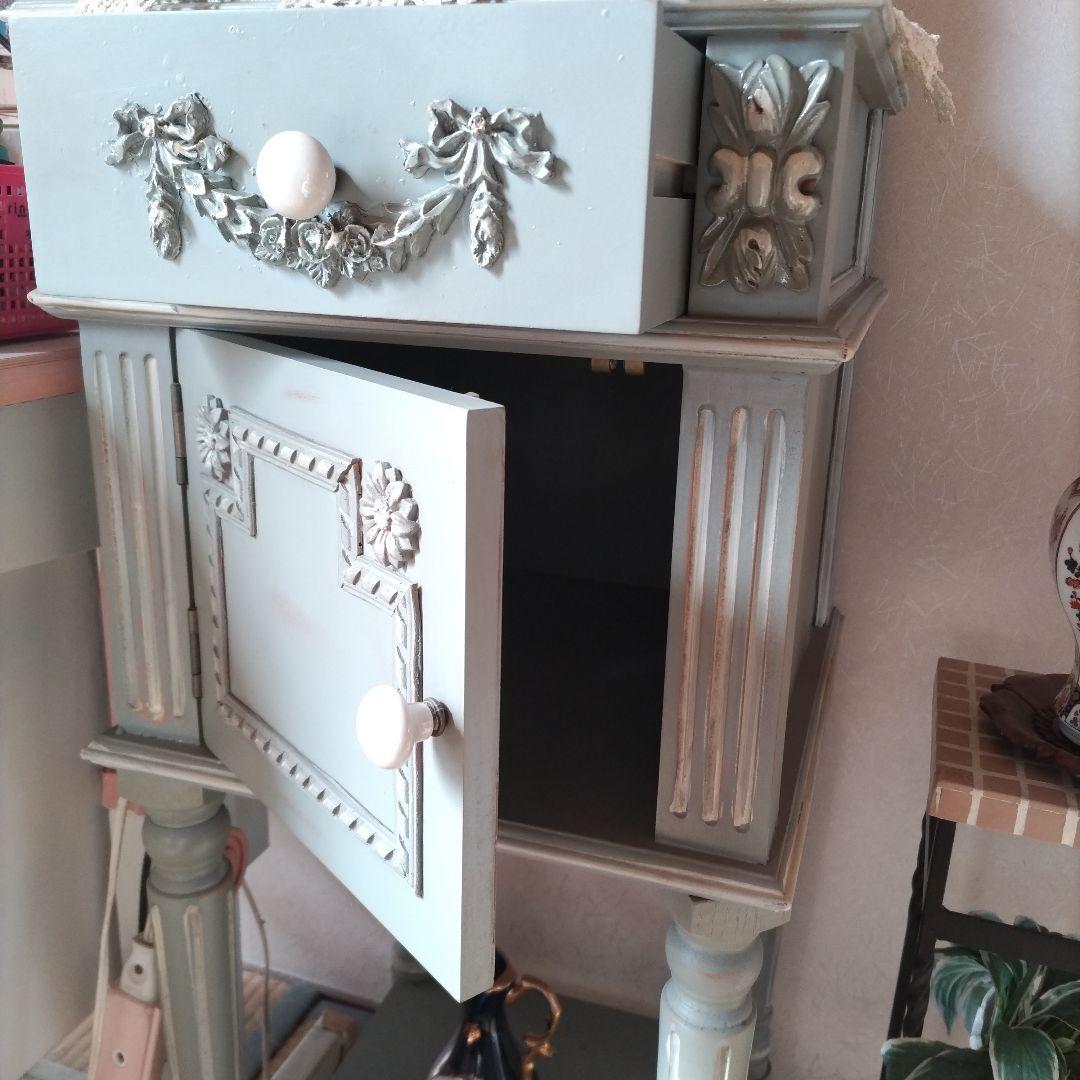 グリーンの装飾的なサイドテーブル