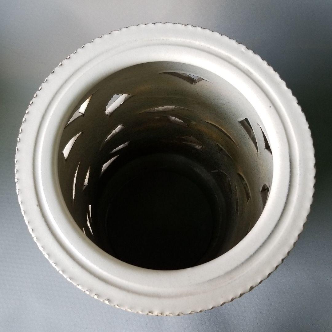 信楽焼傘立て  唐草透かし彫り 高さ４８cm