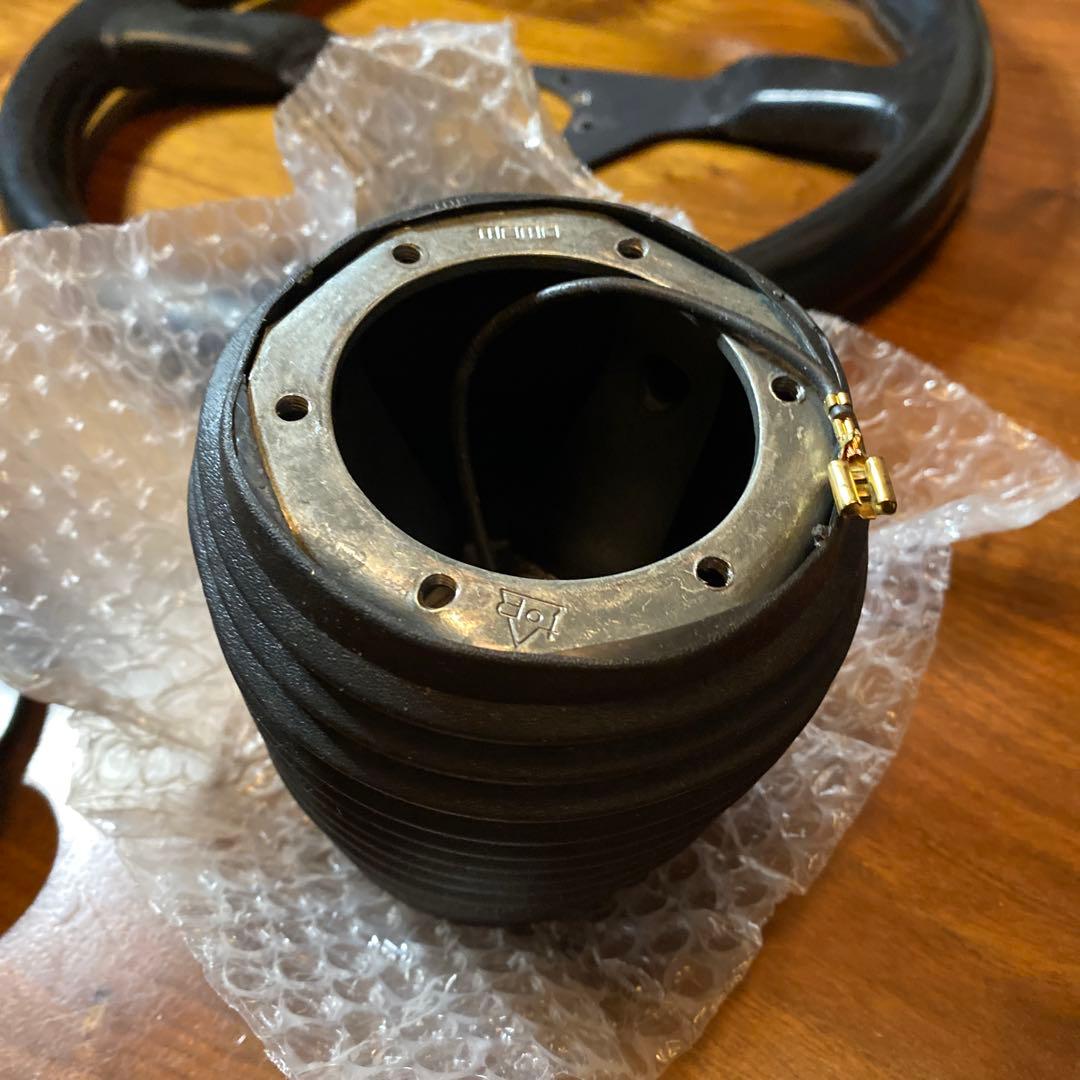 momo製ボスとステアリングホイール 3スポーク