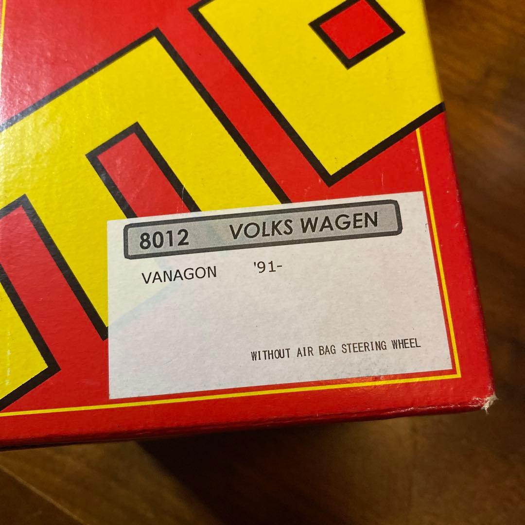 momo製ボスとステアリングホイール 3スポーク