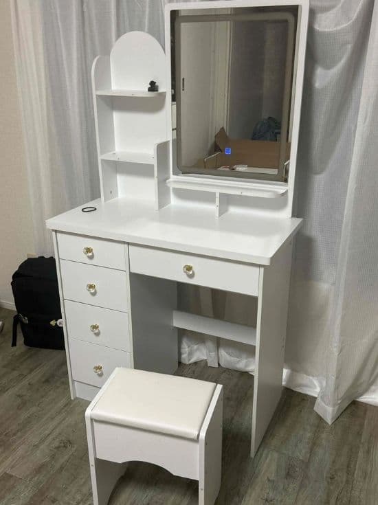 3 色 LED ライトと多機能収納を備えたコンパクトな白い化粧台。