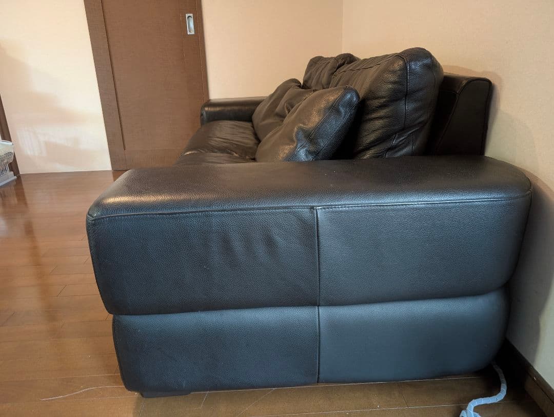 黒いレザー3人掛けソファ (幅212*奥行91*高さ70)