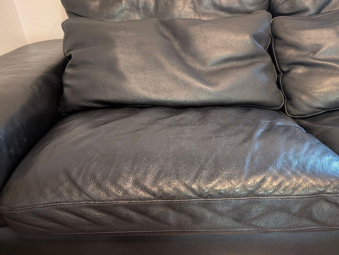 黒いレザー3人掛けソファ (幅212*奥行91*高さ70)