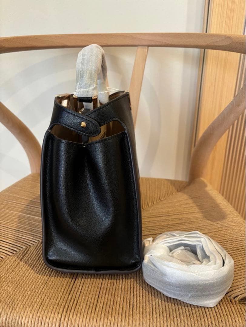 本革　ブラックハンドバッグ ゴールド金具付き　ノーブランド