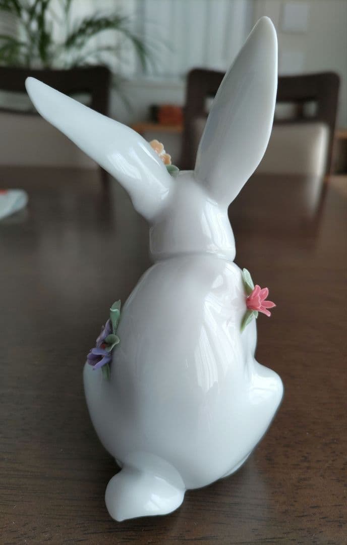 リヤドロ　花飾りの白ウサギ