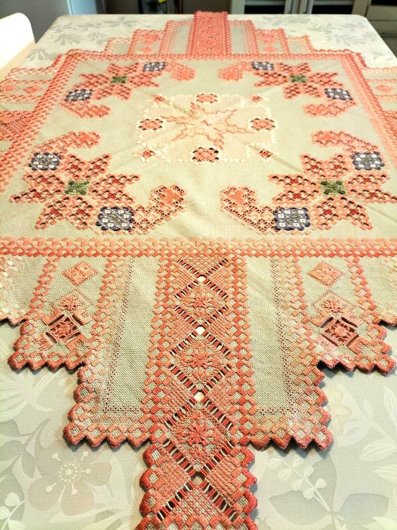 戸塚刺繍　テーブルクロス