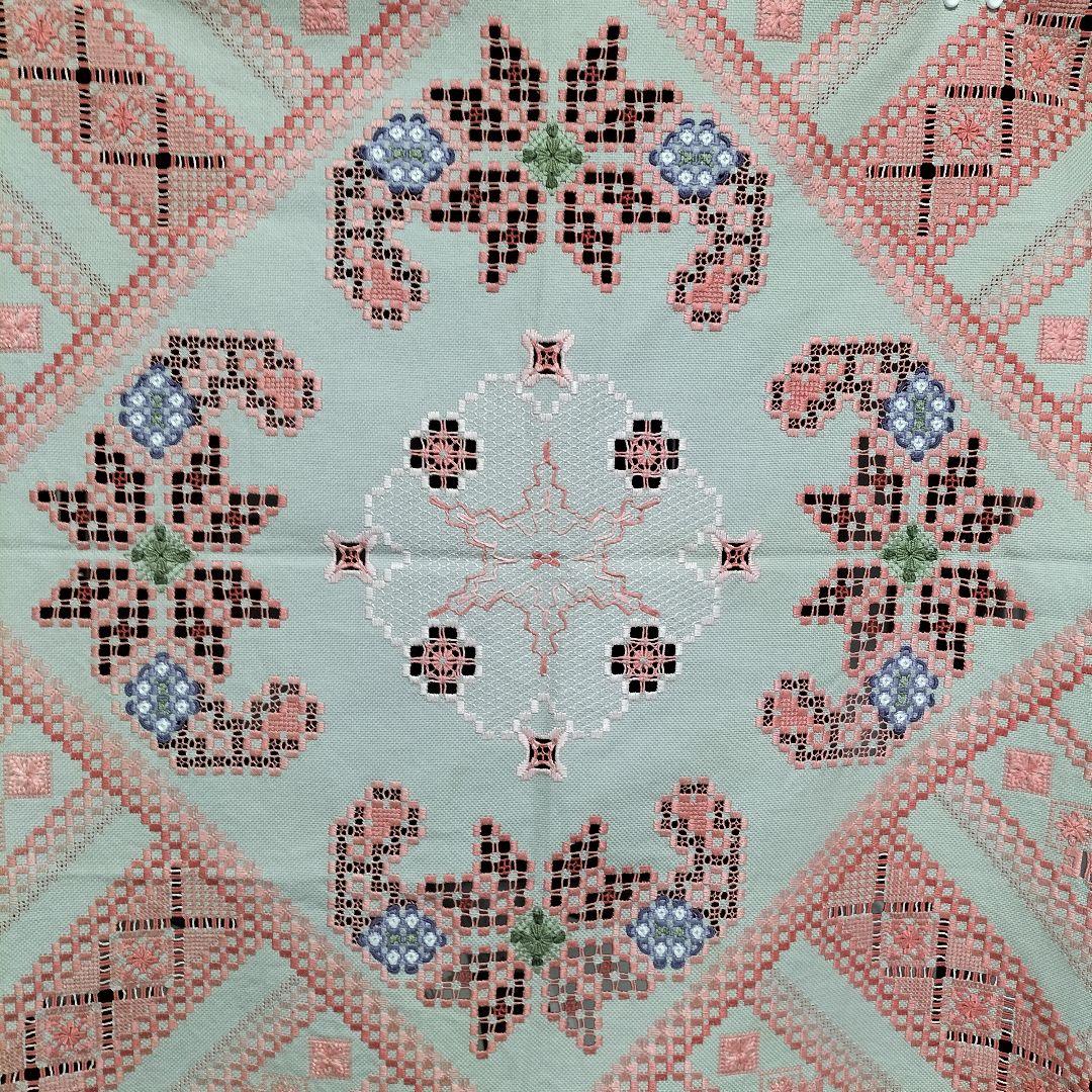 戸塚刺繍　テーブルクロス