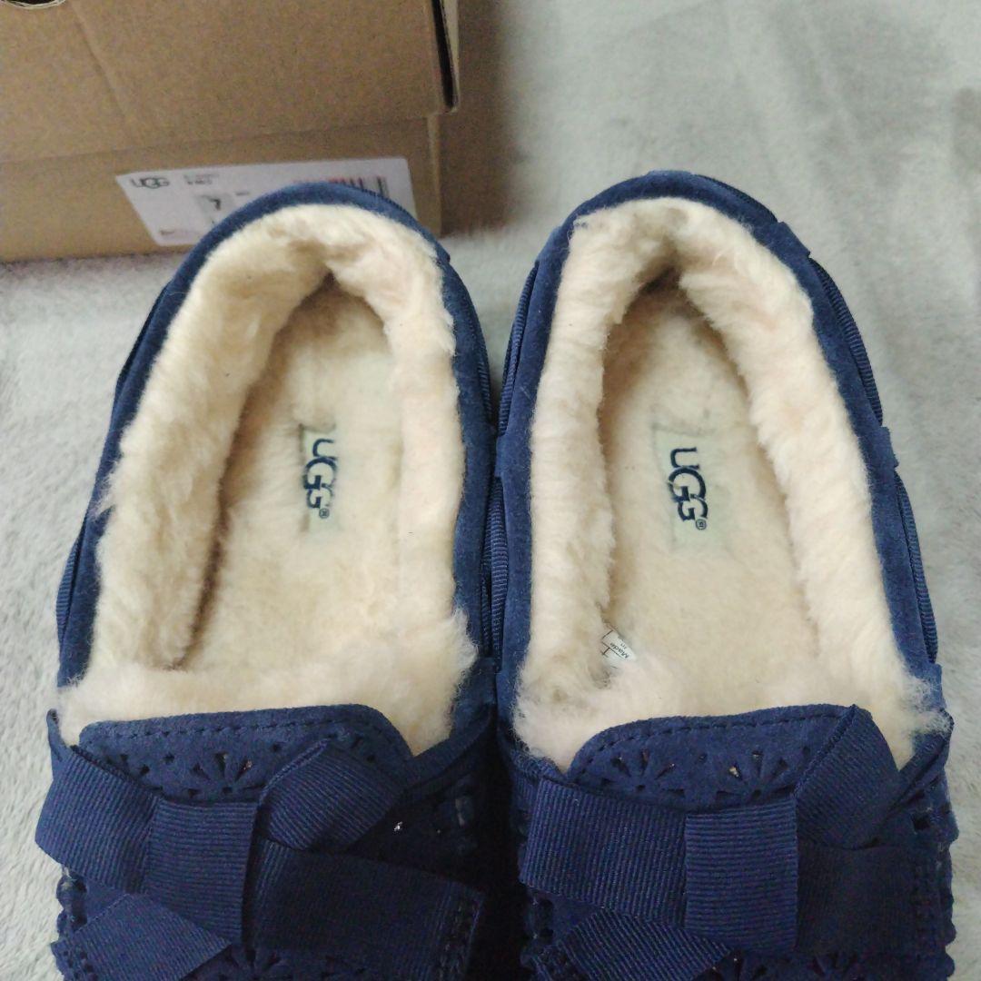 新品同様　UGG　アグ　リボン モカシン　24　サイズ7 スエード ネイビー