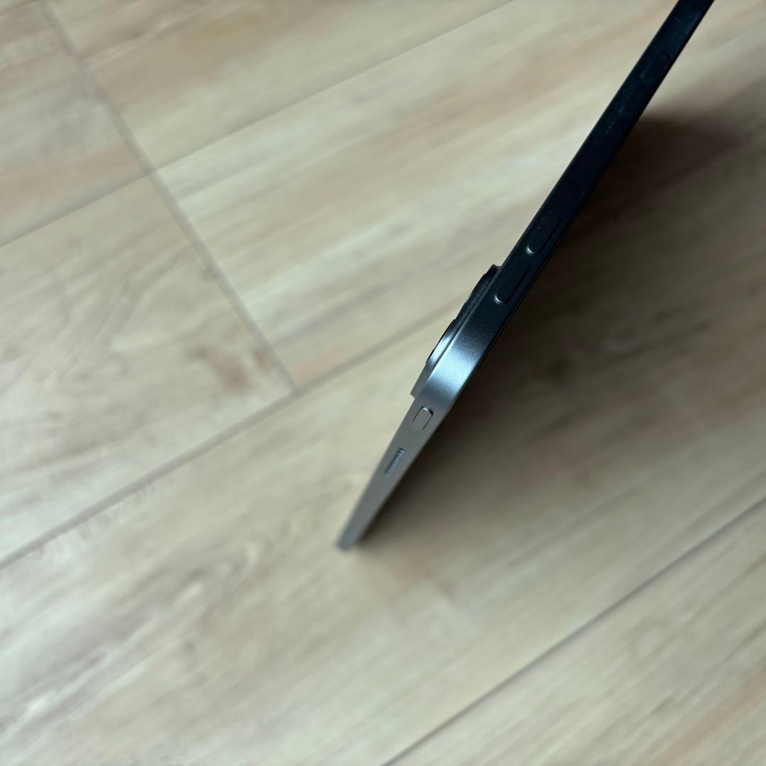 極美品iPad Pro 12.9インチ 第6世代 カバー フィルム付き グレー