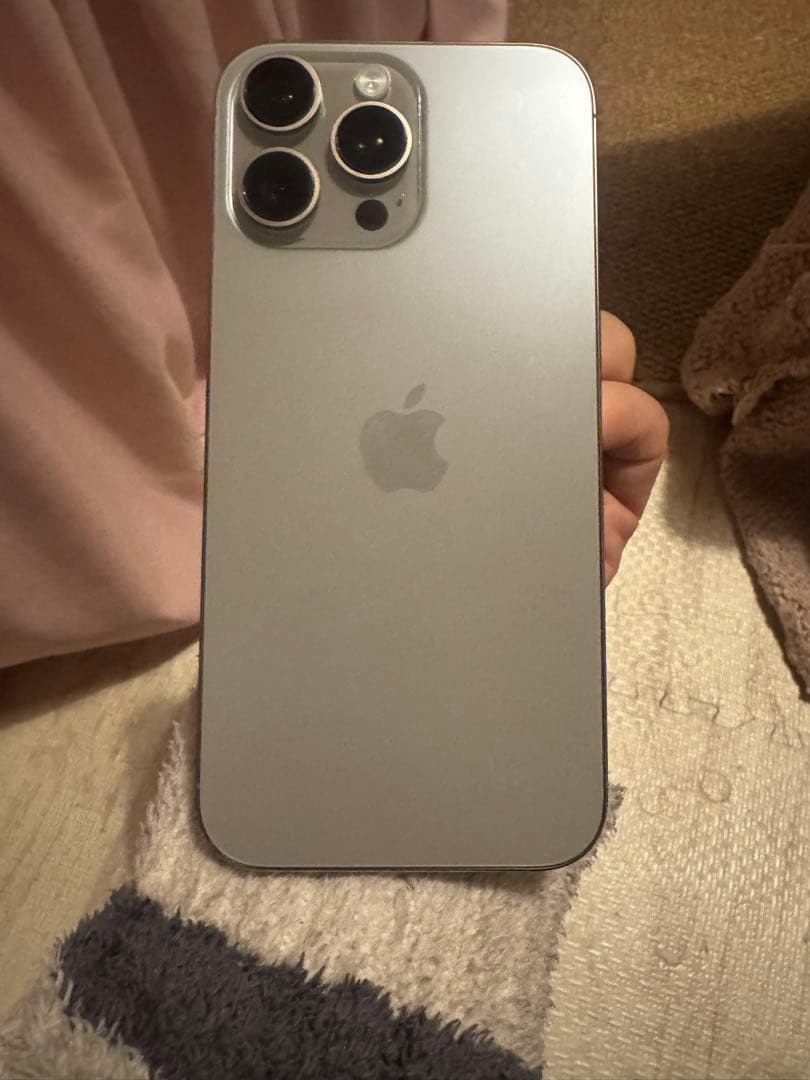 海外版iPhone 16 Pro Max 256GB,美品,バッテリーは98％