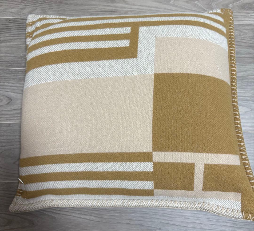 HERMES エルメス　クッション　イターク　キャメル　ベージュ