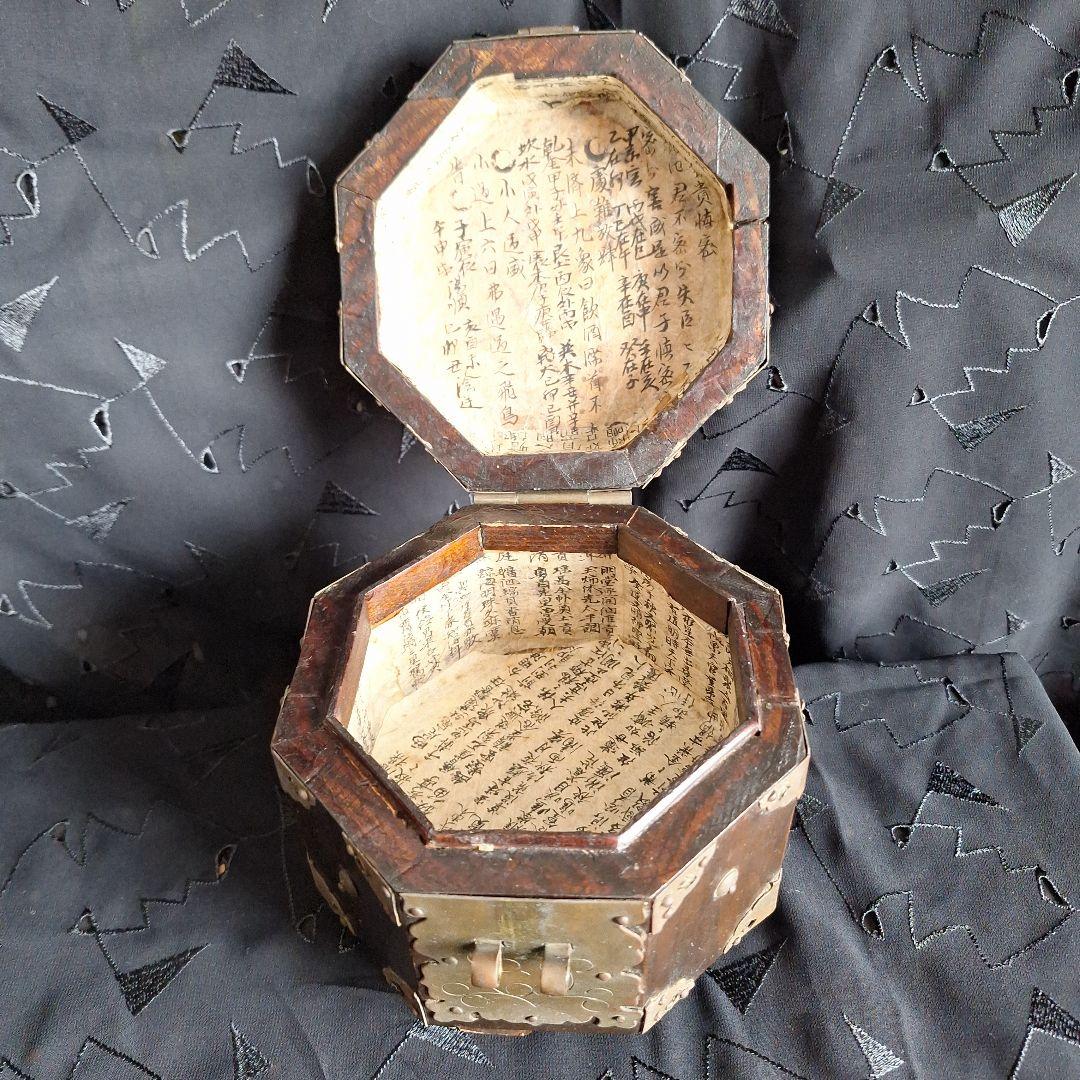 韓国　李朝家具　アンティーク　八角形ボックス 木製に金属の装飾　関貫つき