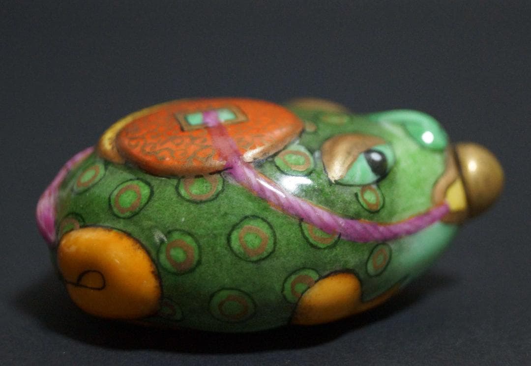 清 乾隆年製 陶胎珐琅(エナメル)彩色絵 造形 金蟾鼻煙壷 嗅ぎタバコ 喫煙具
