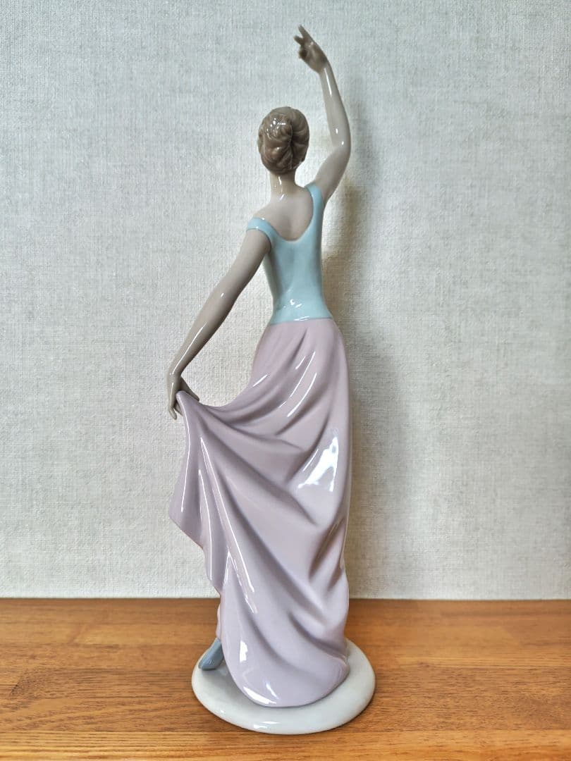 リヤドロ　ナオ　踊り終えて