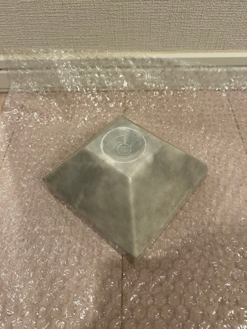 ベージュの石製球体 ピラミッド型台座