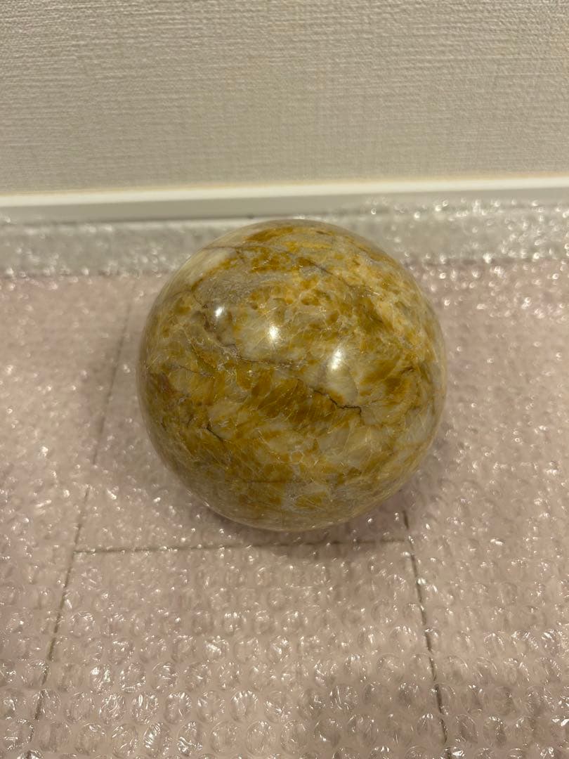 ベージュの石製球体 ピラミッド型台座