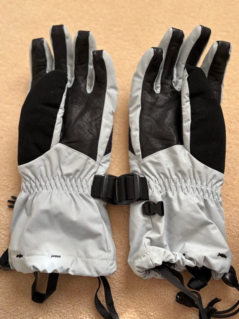 ONYONEスキーウエア(レディース)Lサイズ【スキーグローブ付き】