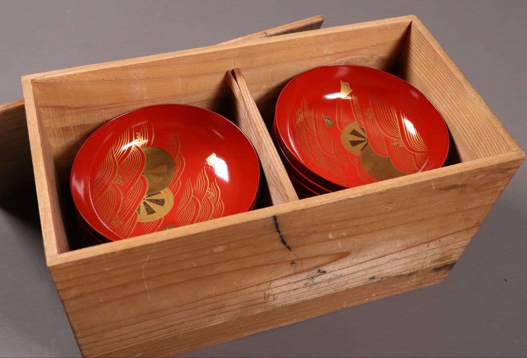 時代輪島塗 蒔絵付朱塗木皿 十九客 波千鳥 片輪車 金蒔絵 天然木【MA368】